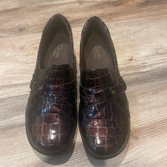 Clarks Bendable Loafers Alligator Patent Women's Slip On Shoes Brown Size 8M - Picture 2 of 6